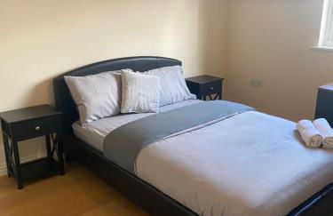 4 Bed House - Sleeps 8 - Wifi - Parking - Foto 9