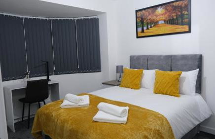 Modernized Three Bedroom House near City Stadium, Attractions, City Centre - Sky n Netflix - Convenient Transport - Foto 1
