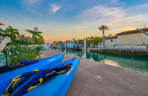 NEW!Paradise PalmsDockPoolKayaks GrillView! - Foto 35