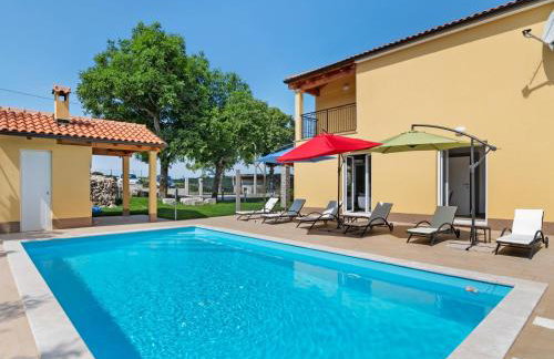 Quaint Holiday Home near Buzet with Terrace - Foto 3