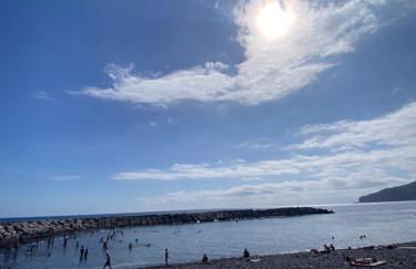 Lovely newly refurbished, 1 bedroom top floor apartment with sea views, fast WI-FI CABLE TV and Netflix - Foto 25