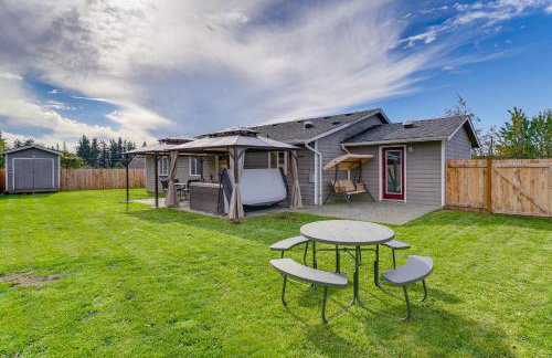 Water Views and Hot Tub Kims Kastle in Stanwood! - Foto 1