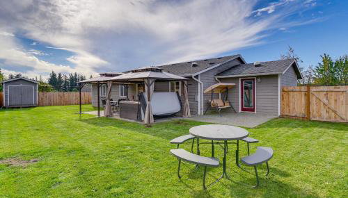 Water Views and Hot Tub Kims Kastle in Stanwood! - Foto 1