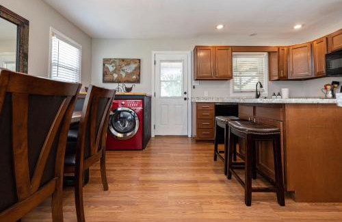 OPEN 4BR2BA Sleeps 8 Near Hwy Covered Deck - Foto 8