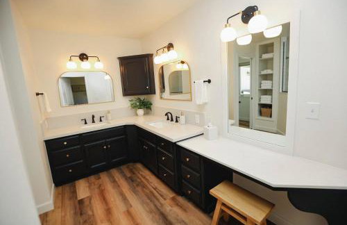 Riverfront Beauty with Pickle Ball Court - Foto 37