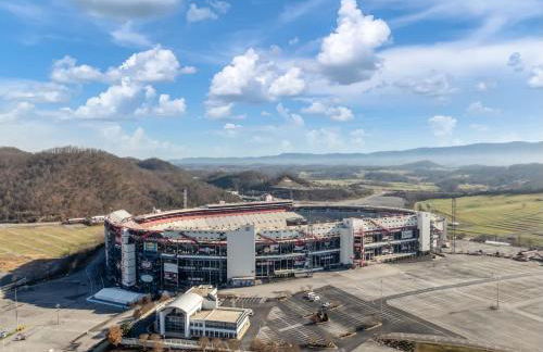 New 3BR Raceday Retreat - Steps from Speedway - Foto 13