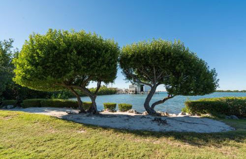 Beach House Getaway - 2 & 2-5 Villa - OS Slip-Ramp-Pkg - Photo 23