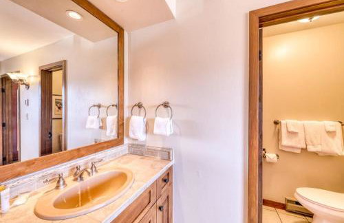 Beautiful Mountain View Condo - Photo 23