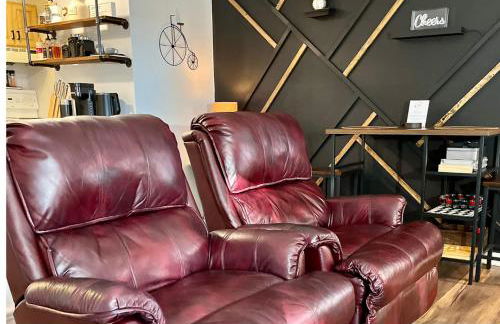 Getaway Villa- 3 mins to Mohegan- Fully Stocked with Two Full Beds & Fireplace- Jacuzzi, Saltwater Pools, Sauna - Foto 10