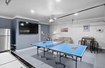 Lakefront Home w Pool, Dock, Fire Pit & Game Room Sip, Sip Away by Avantstay - Foto 6