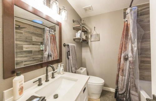 Lynx Lake Lux 6-BR HouseSleeps 22Hot TubGame Rm - Foto 59