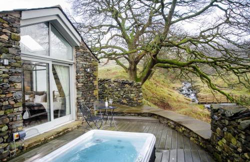 The Cow Shed - with hot tub - Photo 2