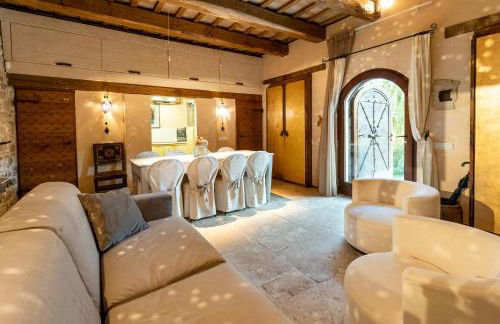 Medieval Tower In Sibillini Mountains Park - Foto 7