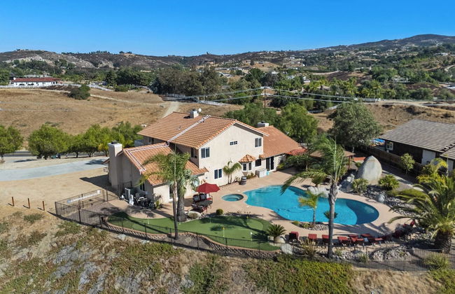 Chardonnay Charm by Avantstay Luxe Group Retreat w/ Pool Mins to Wineries - Foto 49