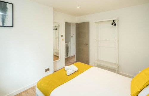 Family-Friendly 3-Bed House with Huge Garden - Foto 16