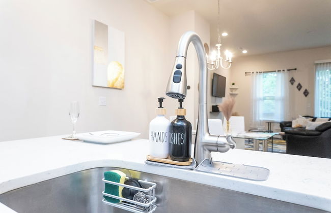 Cozy Retreat near Uptown Charlotte with Free Parking & Wi-Fi - Foto 27