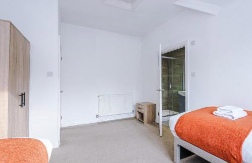 Modern 3 Bedroom House Perfect for Short and Long Stays - Foto 52