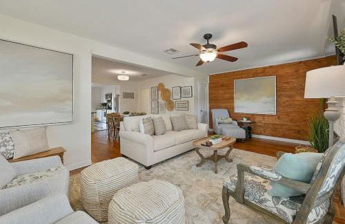 Whimsical Bluebird Cottage Hot Tub Patio Pet Friendly Central Location - Foto 6