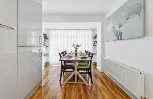 4 Bedroom House by Homestyles Hosts - Short Lets and Serviced Accommodation Islington - Private En-Suite - Foto 3