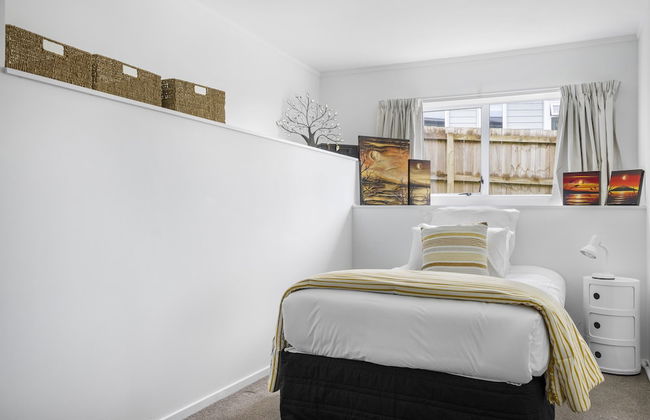 Bright 3-Bedroom Unit - WiFi & Parking - Photo 9