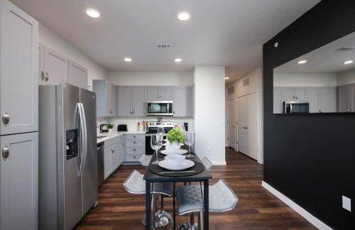 Cozy 2BR w Pool Gym Near Rvrwalk Dome Conv Ctr - Foto 12