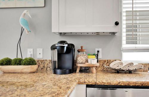 Beach Escape with Patio! 2 Min Walk to Sand & Surf - Foto 20