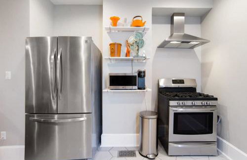 Mid-Century Marvel Steps from Restaurants Bars and Markets 3BR & 2BA - Foto 16