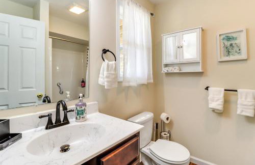 Lakefront Pocono Retreat w/ Hot Tub & Movie Hub - Foto 23