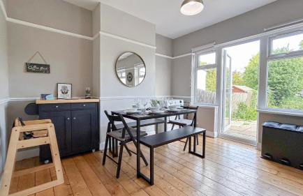 Promo Rate - New Malden 3BDR House with Garden & FREE Parking near Raynes Park, Kingston upon Thames & Wimbledon by NourNest Apartments - Foto 3
