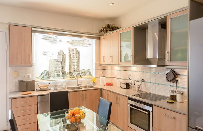 Bright & Spacious two-floor Family Garden Home - Foto 14