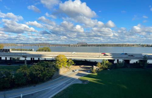 City Loft Escape with River Views! By Hollyhock - Foto 17