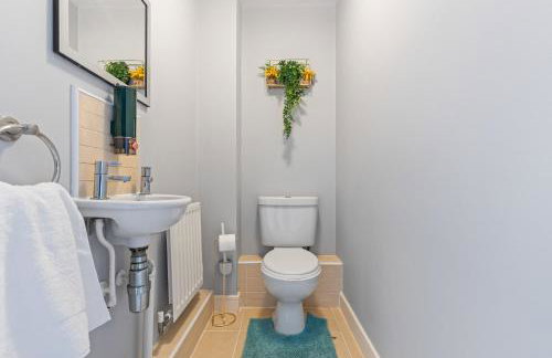 Charming House - Walking distance to Town Centre - Free Parking, Self-Check-In, Fast WiFi and Smart TV by Yoko Property - Photo 23