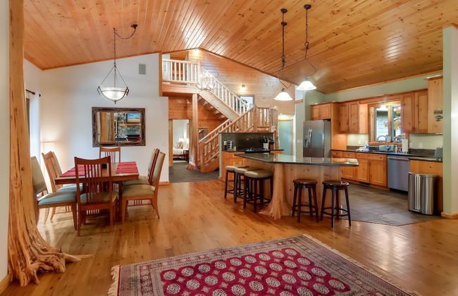 Boardman Monarch Upscale River Lodge HOT Tub! - Foto 3