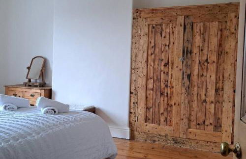 Stunning 3BD Victorian House in Bramhall Village - Photo 19