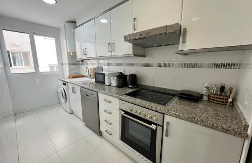Modern apartment with a big pool and free parking - Photo 12