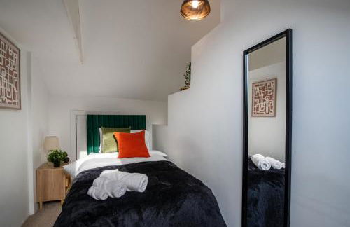 Madison House - Converted Church 5 Bed Pontypool - Photo 21