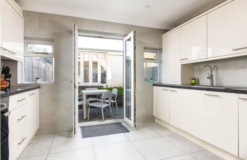 NEW Groups & Contractor Stays-5Bed-2Bath-Parking-By FabAccommodation - Foto 8