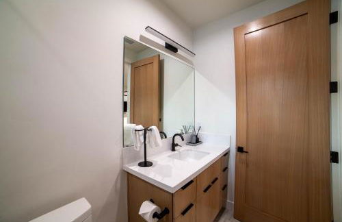 Spectacular New 4BR Townhome: Garage, Jacuzzi, BBQ - Photo 7