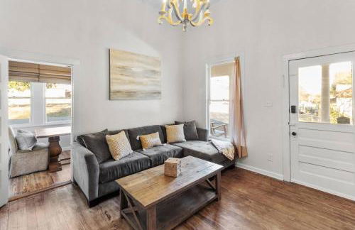 Southern Magnolia House with Porch Swing - Foto 2