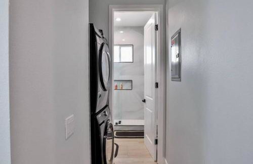 H&H New Built 2023 Hidden Gem Heart of OC 3 Queen Beds - Foto 22