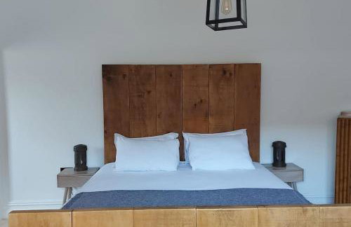 Large 2 Bedroom City Centre Apartment + Parking - Photo 28