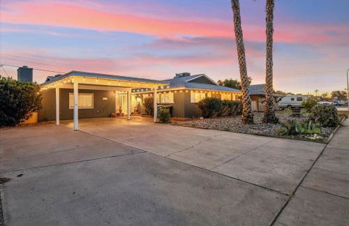 Vacation House! 6BR, FREE Heated Pool, Arcade & Hot Tub - Photo 30