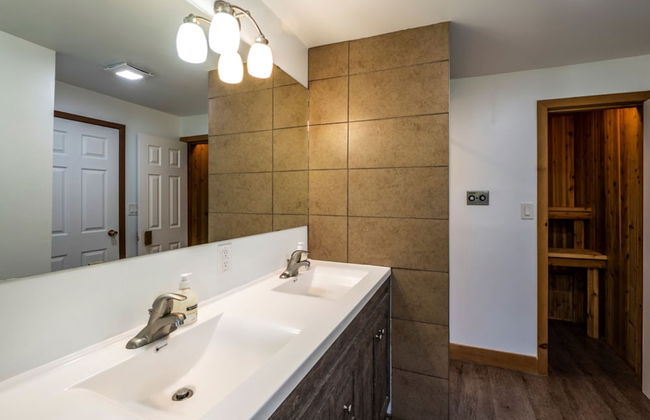 Spacious 8 bdrm Blue Mountain Cottage, Perfect for Large Groups, Private Beach, BBQ, Hot Tub, Sauna - Foto 14