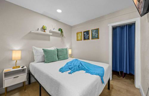 Remodeled 2BR Apartment w/ Garden Deck - Photo 14