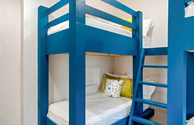 Luxury Lakehouse - Photo 10