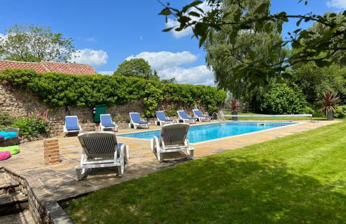 Richmond Hill Cottages, Exclusive 6 bedroom Farm House, Markington with heated pool - Photo 7