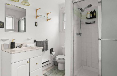 Charming 4BR Retreat in Arlington Sleeps 12 NearDC - Foto 29