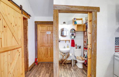 Glenvil Cabin with Gas Grill Steps to Dock and Pond! - Foto 8