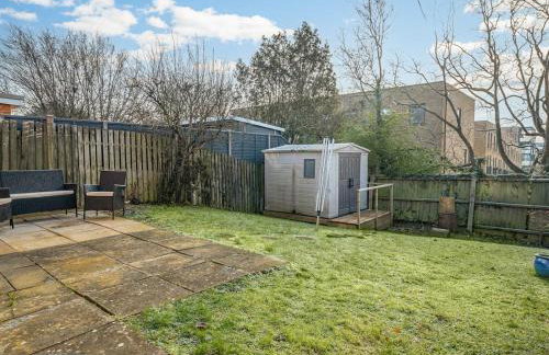 Pass the Keys Stylish 4 Bedroom Home with Parking in Borehamwood - Foto 21