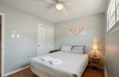 Cozy 2BR Condo - Beachside Bliss with Yard Space condo - Foto 15